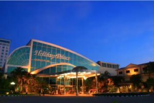 Holiday Palace Hotel & Resort hứa hẹn là một tụ điểm ăn chơi, giải trí.